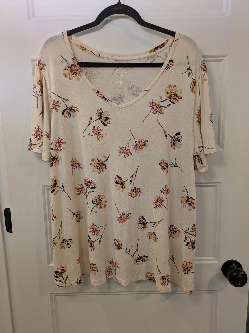 Maurices Cream Floral V-Neck Short Sleeve Tee